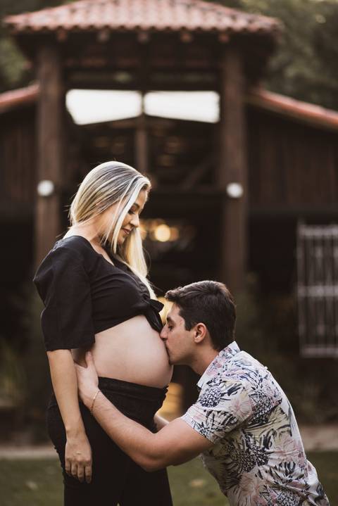 foto beijando a barriga em ensaio fotografico de gestante'