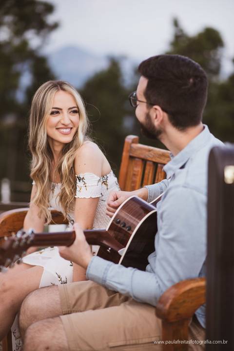 casal feliz em ensaio fotografico  campos do jordao sp'