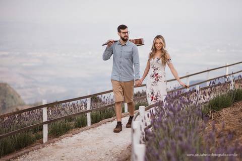 casal de maos dadas em jardim de lavandas'