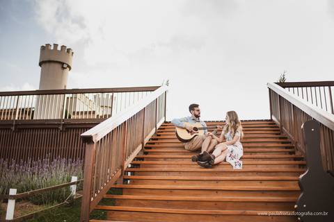 foto na escada tocando violao em ensaio fotografico'