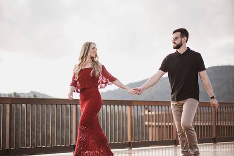foto de casal caminhando de maos dadas em ensaio pre casamento'
