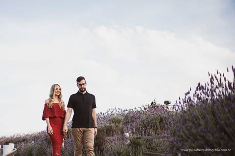 foto de casal ao ar livre em campos do jordao'