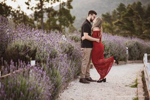beijo do casal em ensaio pre casamento campos do jordao sp'