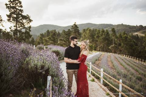 casal ao ar livre em ensaio pre casamento campos do jordao sp'