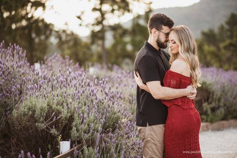 foto romantica com lavandas em ensaio pre casamento'