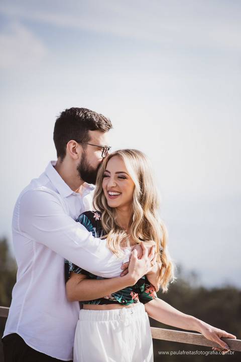 foto romantica de casal em ensaio fotografico'