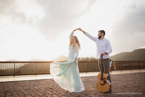 casal dançando em ensaio pre casamento '