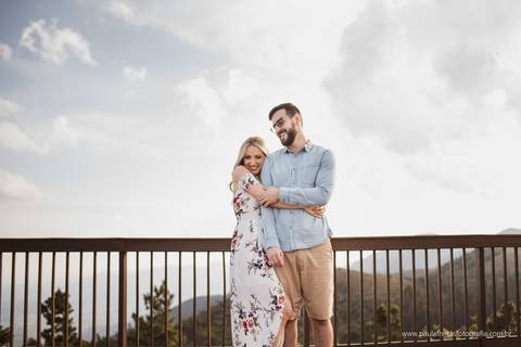 noiva e noivo abraçados em ensaio pre casamento'