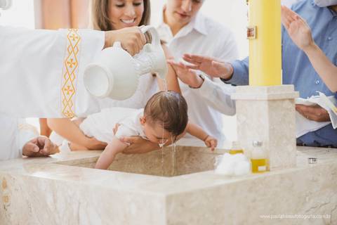foto e criança em batizado guaratingueta sp'
