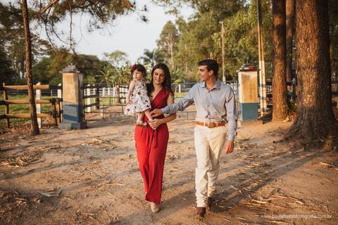 familia caminhando ao ar livre em ensaio fotografico guaratingueta sp'