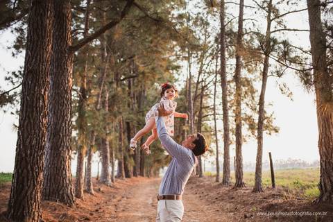 pai e filha brincando em ensaio fotografico'