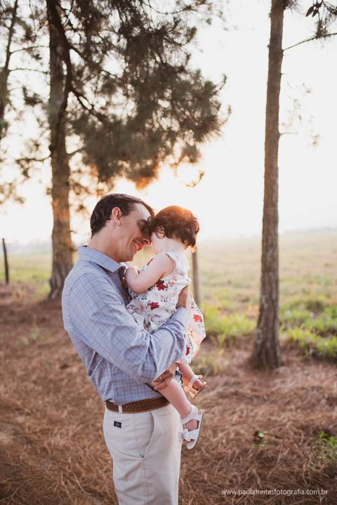 pai abraçando filha em ensaio fotografico guaratingueta sp'