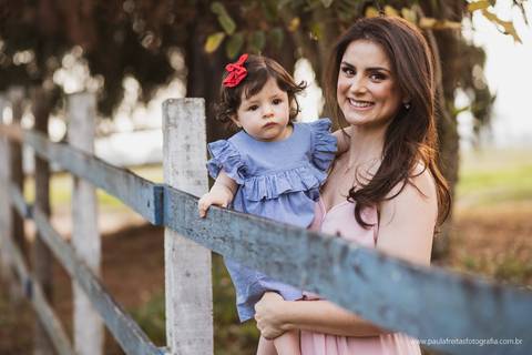 foto mae e filha ao ar livre em ensaio fotografico'