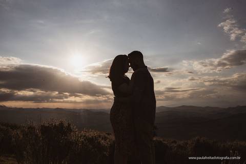 por do sol em ensaio de casal com pedido de casamento em cunha sp fotografado por paula freitas fotografia'