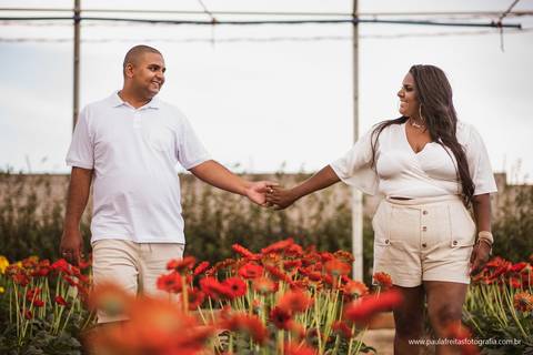 foto romantica de casal em jardim florido'