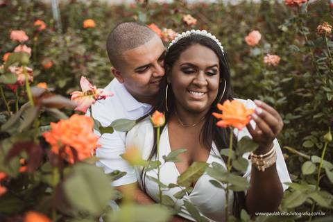 Casal tirando foto com flores em ensaio pre casamento em holambra sp'