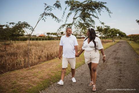 casal andando de mãos dadas em ensaio pre casamento'