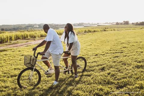 casal andando de bicicleta em ensaio pre casamento em holambra sp'