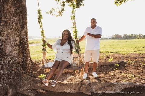 noivo balançando noiva em ensaio pre casamento '