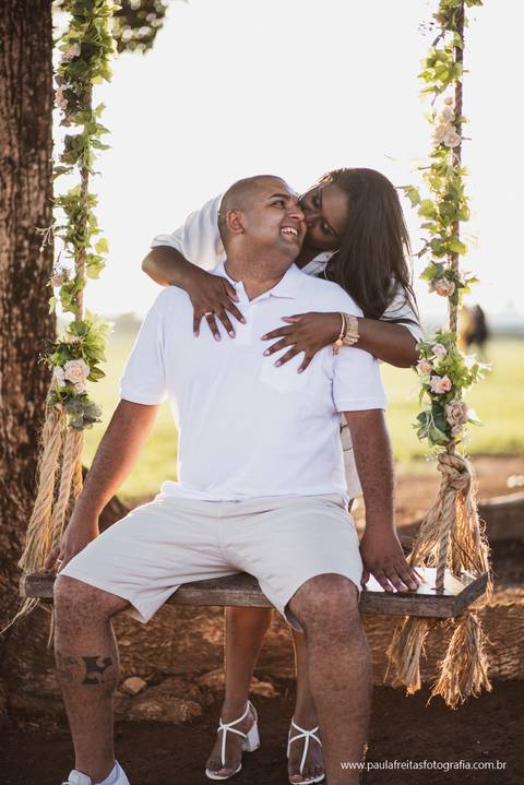 casal abraçado em ensaio pre casamento '