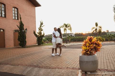casal abraçado em ensaio pre casamento em holambra sp'