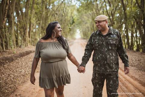 casal com roupa camuflada em ensaio pre casamento'