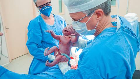 A tá Dr. Bigolin eu vou crescer e irei lhe agradecer por cuidar de minha mamãe e de mim quando ali dentro eu estava.'