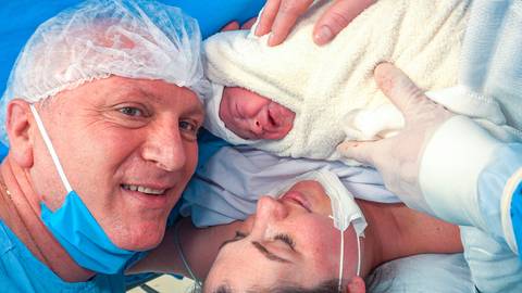 Eu sei papai sou bonito né. Vai diz que chorou vai.'