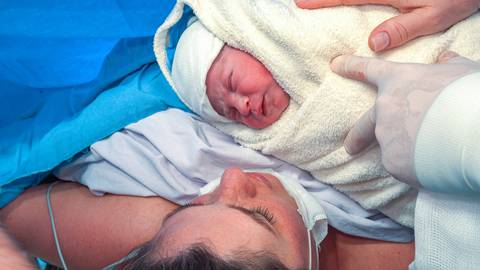 Oi mamãe. Tudo bem agora, parei de te chutar.'