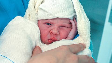 Ai meu Deus, aqui fora é muito claro e ainda todos com uma máscara na cara.'