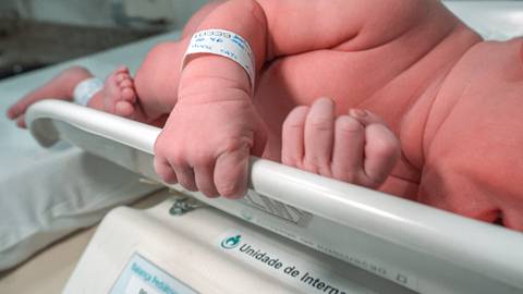 Grudado na balança.'