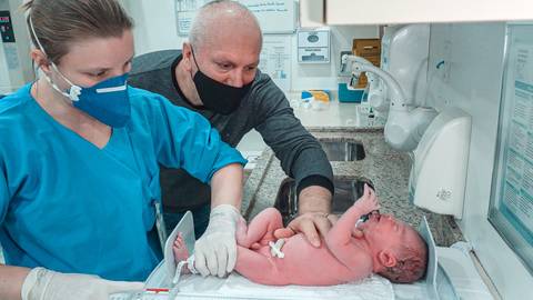 Calma filho titia te estica para ver seu tamanho.'