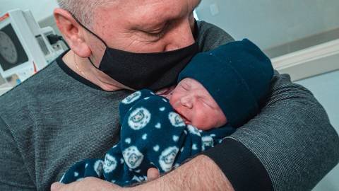 Recebendo primeiro beijão do papai.'