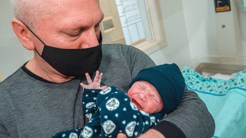 No colo do papai, pedindo mama.'