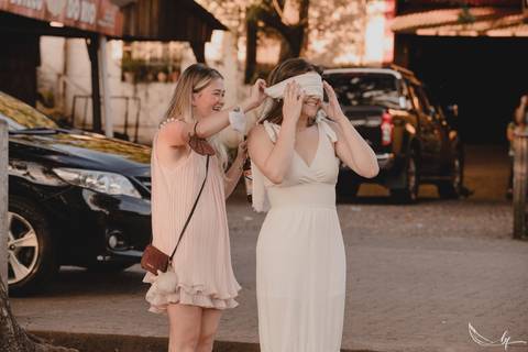 Maquiagem; Making of; Noiva; Noivo; Pré Wedding; Street Wedding; Celina Munhoz; Adriana Kruger; Manu Garcia; Camarim Madri; Wandering Wedding; São Francisco de Paula; Fotografia de Casal; Fotografia de Casamento; Pré Wedding; São Leopoldo; Belo Horizonte;'