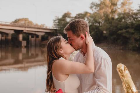 Maquiagem; Making of; Noiva; Noivo; Pré Wedding; Street Wedding; Celina Munhoz; Adriana Kruger; Manu Garcia; Camarim Madri; Wandering Wedding; São Francisco de Paula; Fotografia de Casal; Fotografia de Casamento; Pré Wedding; São Leopoldo; Belo Horizonte;'
