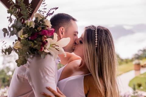 Maquiagem; Making of; Noiva; Noivo; Pré Wedding; Street Wedding; Celina Munhoz; Adriana Kruger; Manu Garcia; Camarim Madri; Wandering Wedding; São Francisco de Paula; Fotografia de Casal; Fotografia de Casamento; Pré Wedding; São Leopoldo; Belo Horizonte;'
