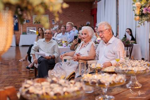 Maquiagem; Making of; Noiva; Noivo; Pré Wedding; Street Wedding; Celina Munhoz; Adriana Kruger; Manu Garcia; Camarim Madri; Wandering Wedding; São Francisco de Paula; Fotografia de Casal; Fotografia de Casamento; Pré Wedding; São Leopoldo; Belo Horizonte;'