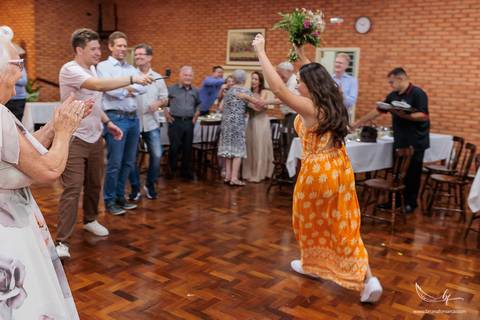 Maquiagem; Making of; Noiva; Noivo; Pré Wedding; Street Wedding; Celina Munhoz; Adriana Kruger; Manu Garcia; Camarim Madri; Wandering Wedding; São Francisco de Paula; Fotografia de Casal; Fotografia de Casamento; Pré Wedding; São Leopoldo; Belo Horizonte;'