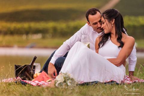 Maquiagem; Making of; Noiva; Noivo; Pré Wedding; Street Wedding; Celina Munhoz; Adriana Kruger; Manu Garcia; Wandering Wedding; São Francisco de Paula; Fotografia de Casal; Fotografia de Casamento; Pré Wedding; São Leopoldo; Vinícola Luiz Argenta;'