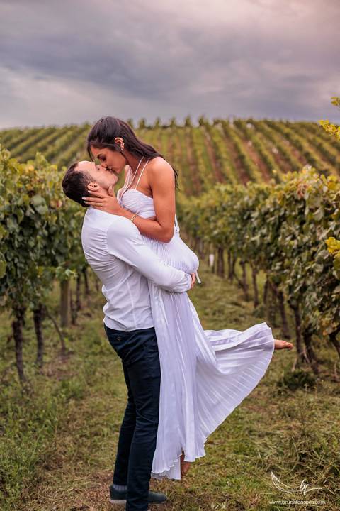 Maquiagem; Making of; Noiva; Noivo; Pré Wedding; Street Wedding; Celina Munhoz; Adriana Kruger; Manu Garcia; Wandering Wedding; São Francisco de Paula; Fotografia de Casal; Fotografia de Casamento; Pré Wedding; São Leopoldo; Vinícola Luiz Argenta;'
