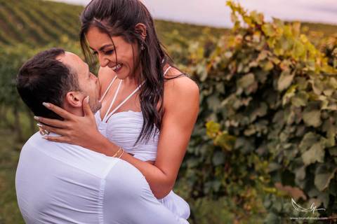 Maquiagem; Making of; Noiva; Noivo; Pré Wedding; Street Wedding; Celina Munhoz; Adriana Kruger; Manu Garcia; Wandering Wedding; São Francisco de Paula; Fotografia de Casal; Fotografia de Casamento; Pré Wedding; São Leopoldo; Vinícola Luiz Argenta;'