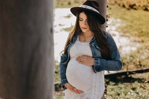 Ensaio Gestante; Mãe de Menina; Fotografia gestante; Fotografia gestante São Leopoldo; Fotografia gestante; Fotografia de família; São Leopoldo; Fotografia com animais; Ensaio de família; Gravidez;'