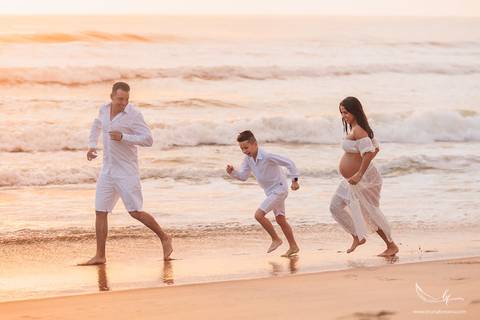 Ensaio Gestante; Mãe de Menina; Mãe de Menino; Fotografia gestante; Fotografia gestante São Leopoldo; Fotografia de família; Fotografia com animais; Ensaio de família; Gravidez; Ensaio Gestante Praia; Santa Catarina; '