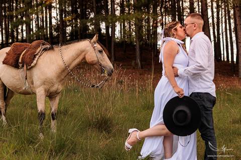 Maquiagem; Making of; Noiva; Noivo; Pré Wedding; Celina Munhoz; Adriana Kruger; Manu Garcia;  São Francisco de Paula; Fotografia de Casal; Fotografia de Casamento; Pré Wedding; São Leopoldo; Porto Alegre; Casamento Cívil; Fotografia Casamento Cívil;'