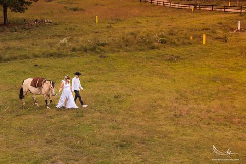 Maquiagem; Making of; Noiva; Noivo; Pré Wedding; Celina Munhoz; Adriana Kruger; Manu Garcia;  São Francisco de Paula; Fotografia de Casal; Fotografia de Casamento; Pré Wedding; São Leopoldo; Porto Alegre; Casamento Cívil; Fotografia Casamento Cívil;'