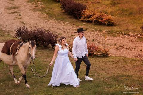 Maquiagem; Making of; Noiva; Noivo; Pré Wedding; Celina Munhoz; Adriana Kruger; Manu Garcia;  São Francisco de Paula; Fotografia de Casal; Fotografia de Casamento; Pré Wedding; São Leopoldo; Porto Alegre; Casamento Cívil; Fotografia Casamento Cívil;'