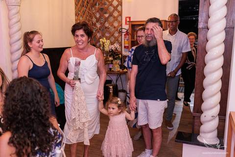 Bodas de Esmeralda, 40 anos de casamento, festa surpresa de bodas, comemoração de 40 anos, casal celebrando bodas, aniversário de casamento, fotógrafo de bodas, renovação de votos, celebração com família, evento emocionante'