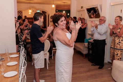 Bodas de Esmeralda, 40 anos de casamento, festa surpresa de bodas, comemoração de 40 anos, casal celebrando bodas, aniversário de casamento, fotógrafo de bodas, renovação de votos, celebração com família, evento emocionante'