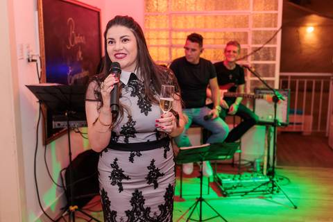 Bodas de Esmeralda, 40 anos de casamento, festa surpresa de bodas, comemoração de 40 anos, casal celebrando bodas, aniversário de casamento, fotógrafo de bodas, renovação de votos, celebração com família, evento emocionante'